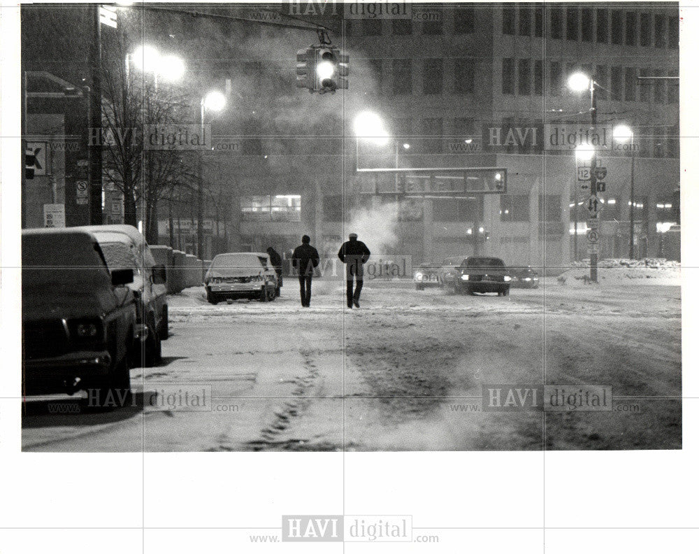1984 Press Photo Two people slosh down WASHINGTON BLVD. - Historic Images