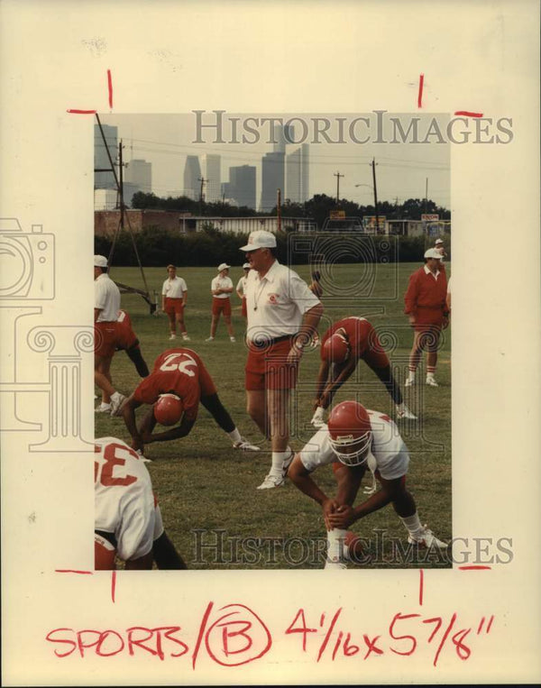 1989 Press Photo University Of Houston Coach Jack Pardee Directs Frosh 1989-press-photo-university-of-houston-coach-jack-pardee-directs-frosh
