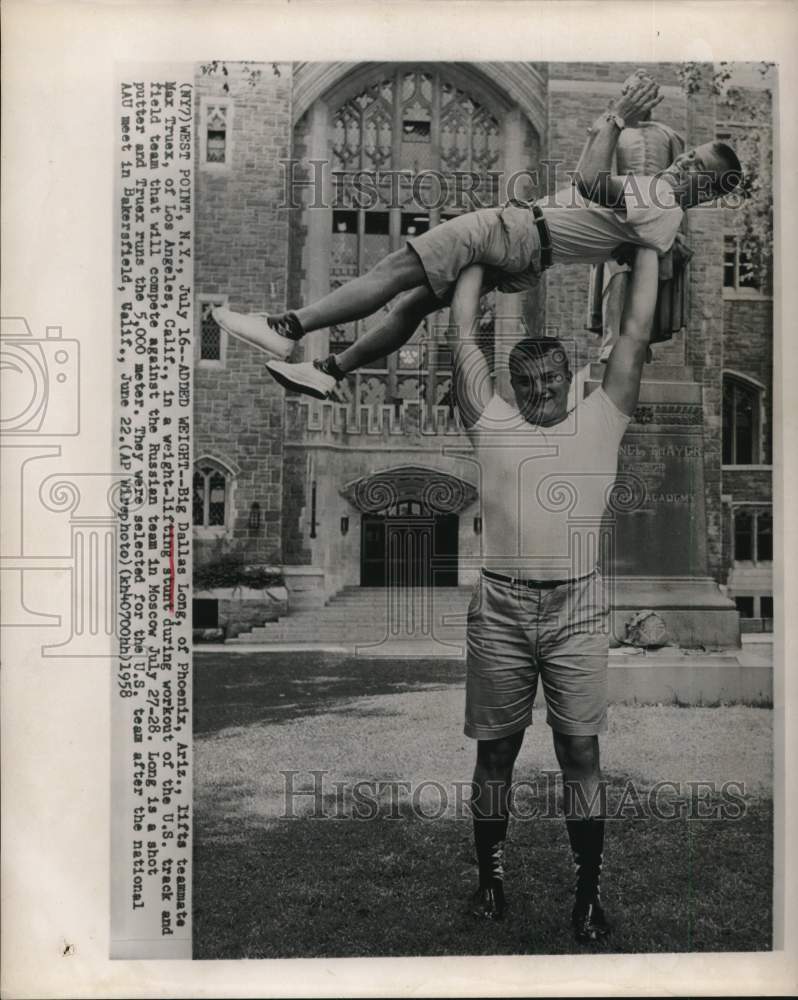 1958 Press Photo Dallas Long lifts teammate Max Truex at AAU Meet in Bakersfield - Historic Images