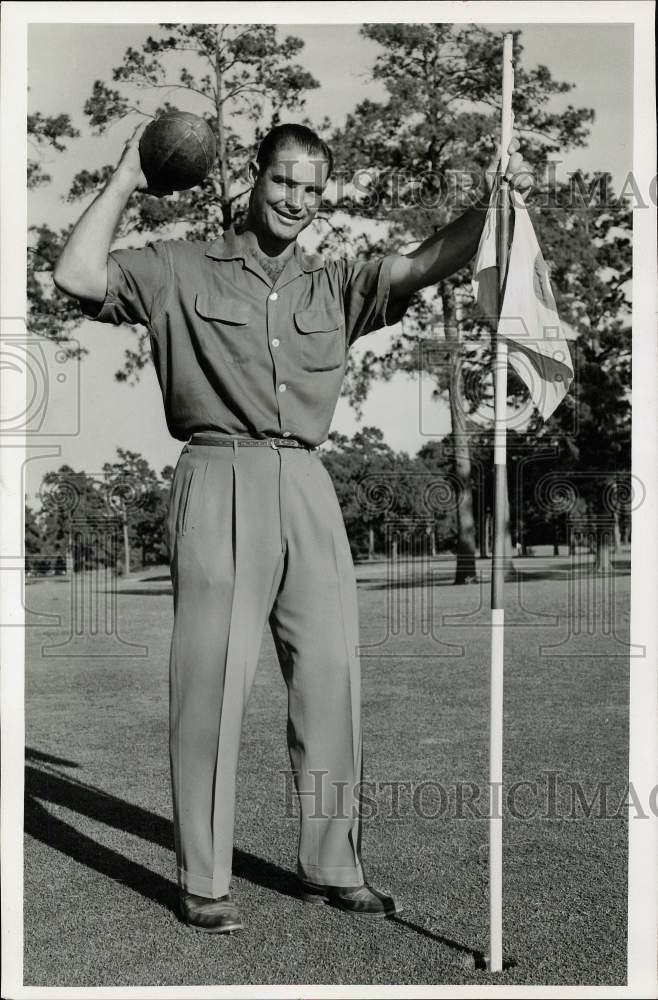 1958 Press Photo Tobin Rote, Detroit Lions football player, poses on golf course - Historic Images