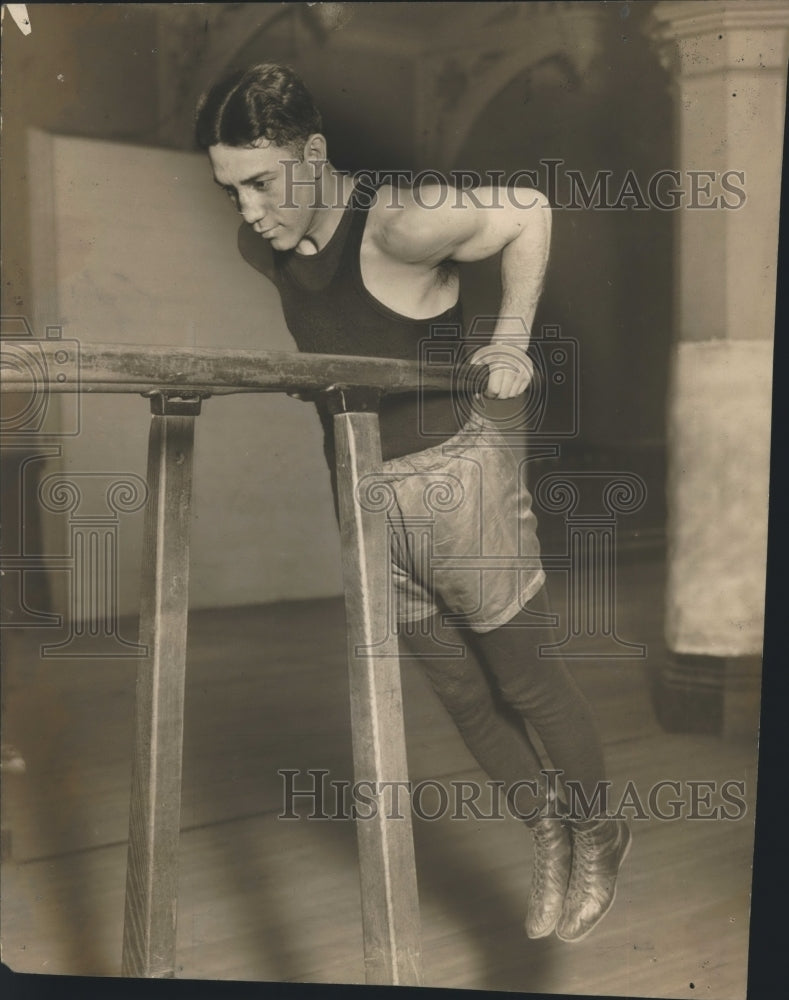 1928 Press Photo Kid Sullivan Junior lightweight swinging on the bars - Historic Images