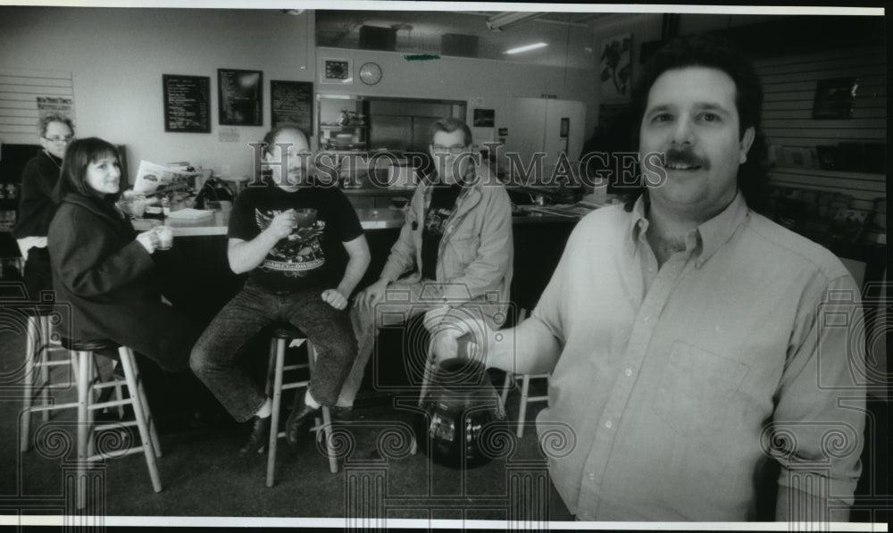 1994 Press Photo Tim Wagner serves coffee to Lori Drahe, Terry J Lehto - Historic Images