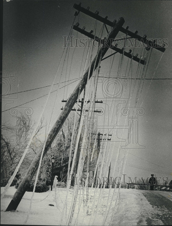 1976 Press Photo Damage from Ice Storm in Milwaukee