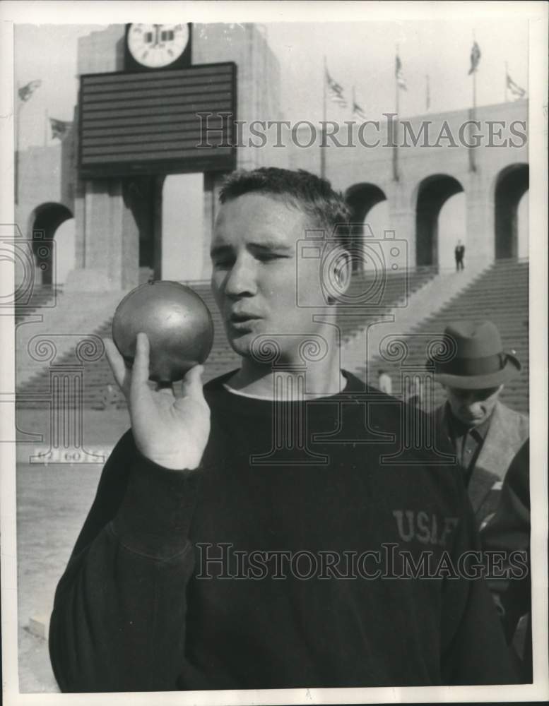 1956 Press Photo Parry O'Brien tosses shot 63 feet, 2 inches, Los Angeles - Historic Images