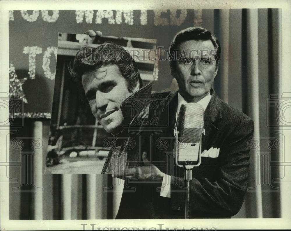 1975 Press Photo 1950's TV host Jack Smith and Henry Winkler in "Happy Days" - Historic Images