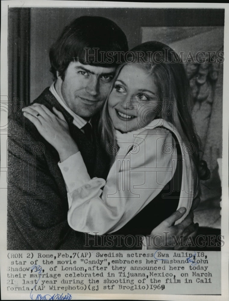 1969 Press Photo Rome-Swedish Actress Ewa Aulin with Husband John Shadow - Historic Images
