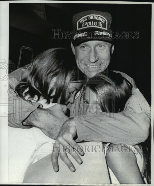 1971 Press Photo Alfred M. Worden with daughters, Merrill and Alison