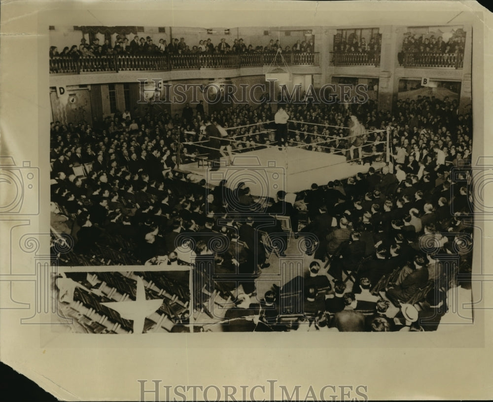 1939 Press Photo People enjoying a historic boxing match - mjx02755- Historic Images