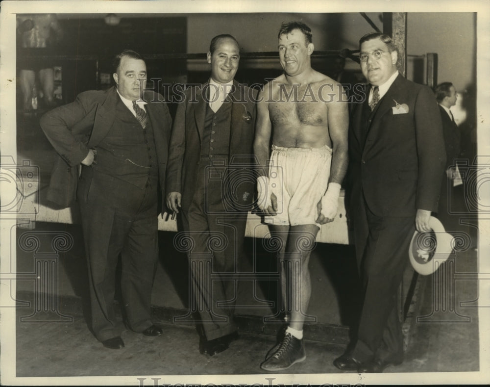 1933 Press Photo Height weight boxer Jack Sharkey signs to fight Loughran.- Historic Images