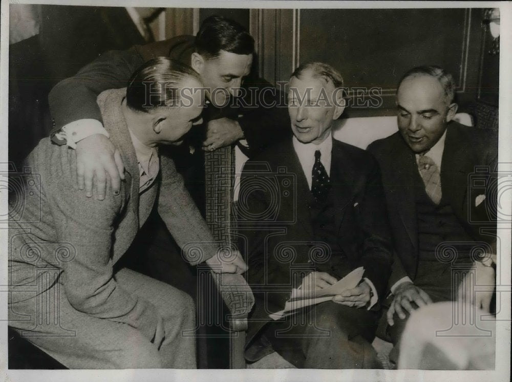 1933 Press Photo Pa. Athletics Mgr. Connie Mack hold conference of his boys. - Historic Images