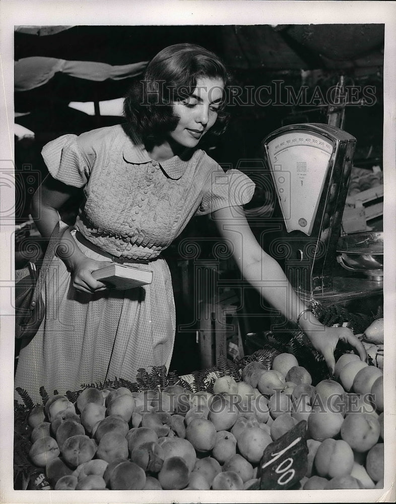 1952 Model Miss Europe Gunseli Bazar At Outdoor Market In Rome - Historic Images