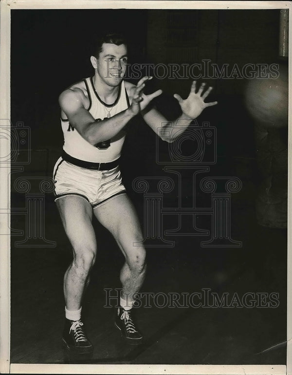 1942 Press Photo Notre Dame Basketball Player Arthur Pope Historic Images 1942-press-photo-notre-dame-basketball-player-arthur-pope-historic-images