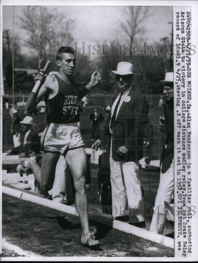 1959 Alex Henderson in college distance relay at Des Moines Iowa - Historic Images