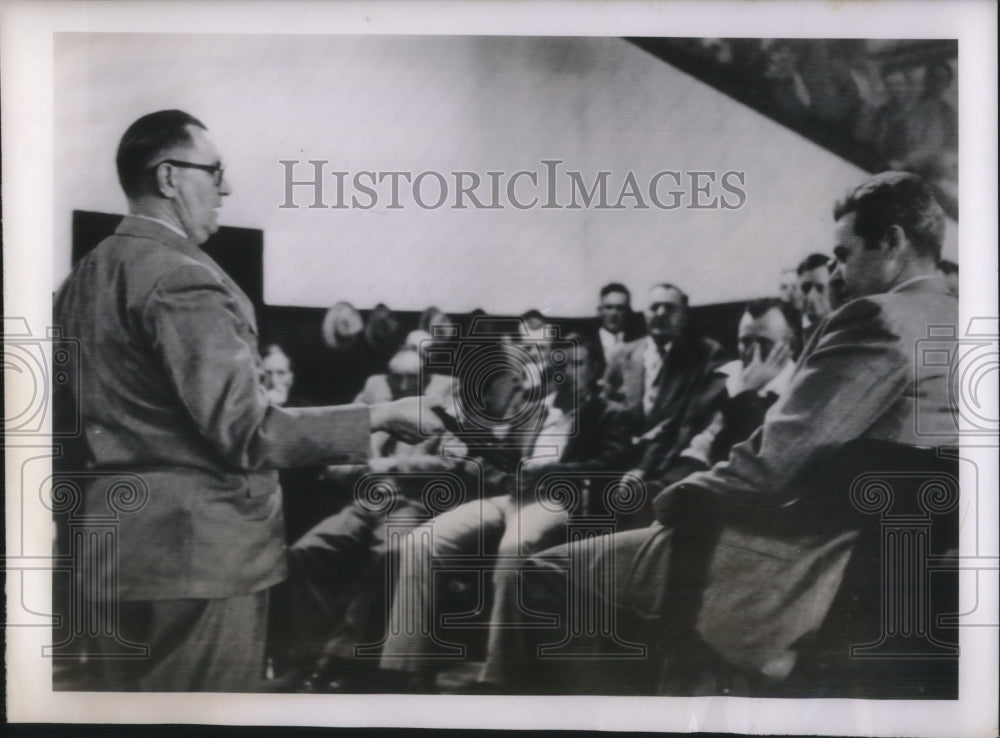 1950 Press Photo DA Henry L. Rodgers Firearm Leon Turner Witness stand Kosciusko - Historic Images