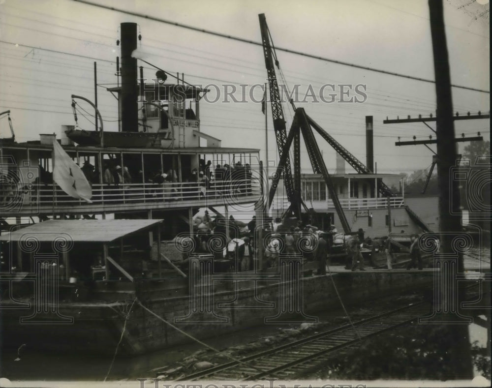 1927 People evacuates from Mississippi River Flood.-Historic Images