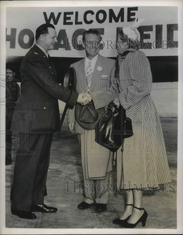 1950 Press Photo Mr. and Mrs. Horace Heidt greeted by Colonel Allan - Historic Images