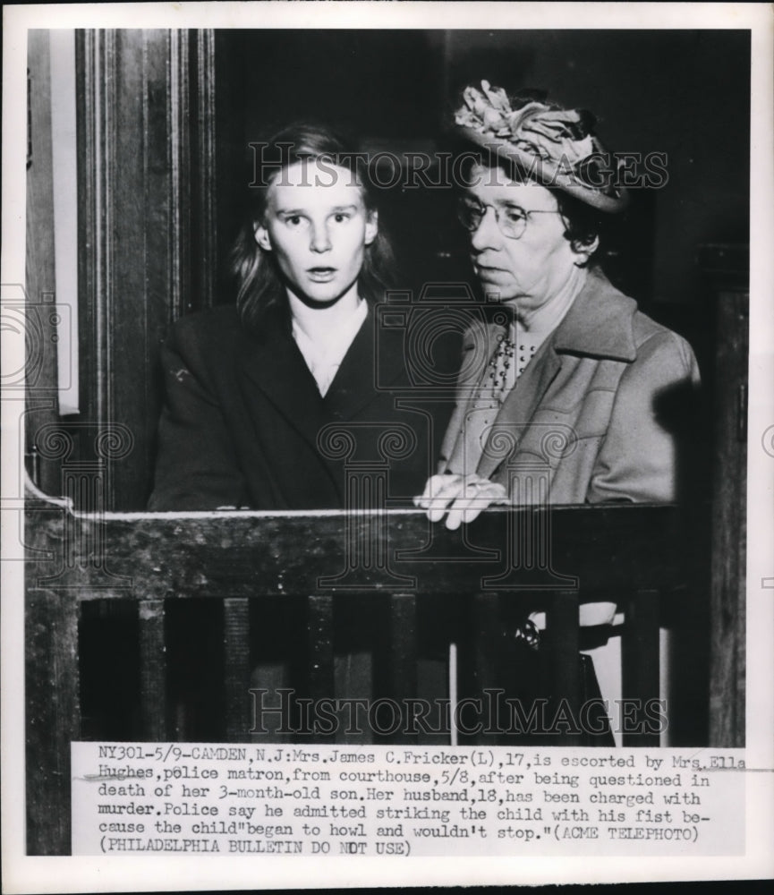 1950 Press Photo Camden NJ Mrs James Fricker & policewoman E Hughes, murderer - Historic Images