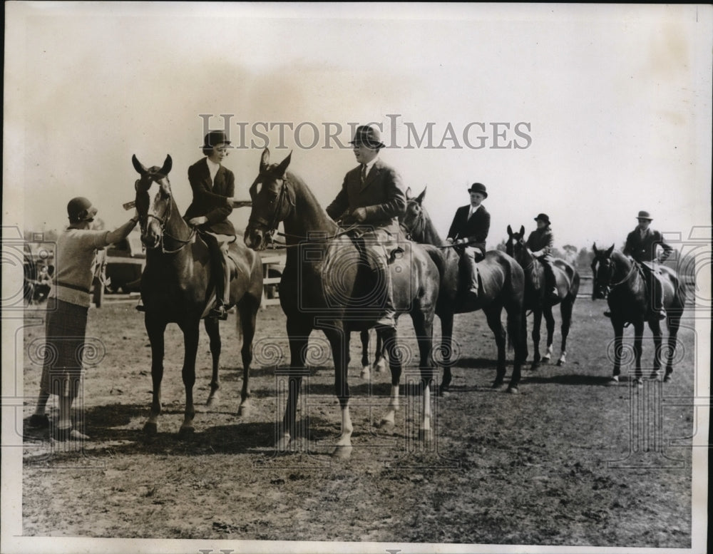 1935 Press Photo Mrs. Richard S. Tufts places blue ribbon on horse - Historic Images