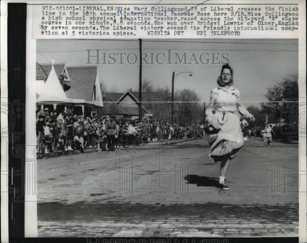 1959 Press Photo Mary Collingwood Across the 415-yard "S" Shape Course - Historic Images