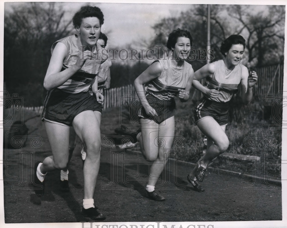 1957 Press Photo London England, Selsonia Ladies Athletic Club, Vintage Runners - Historic Images