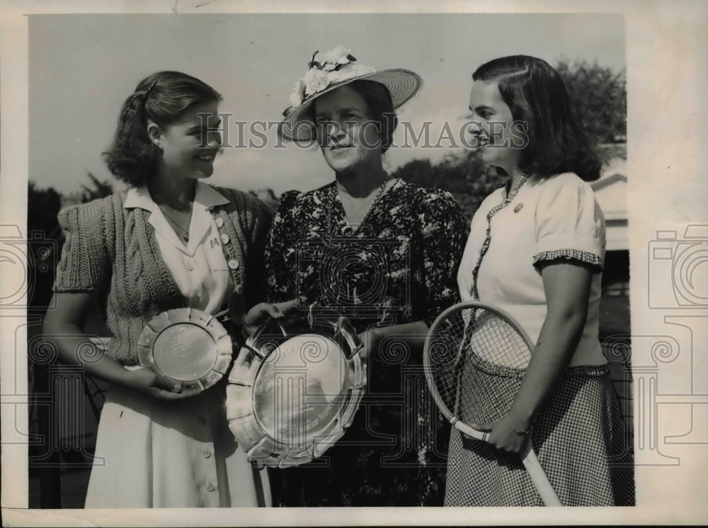 1940 Press Photo Mary Jane Metcalf, being presented in the U.S. Lawn Tennis - Historic Images