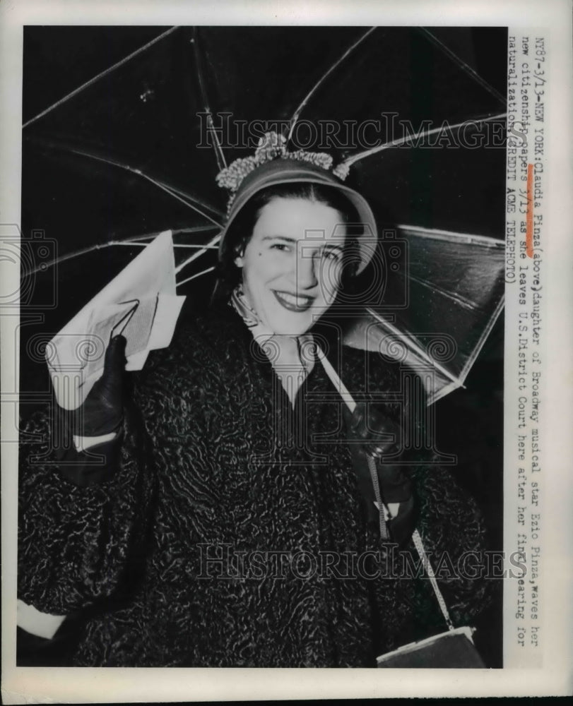 1950 Press Photo Claudia Pinza waves her new citizenship papers - Historic Images