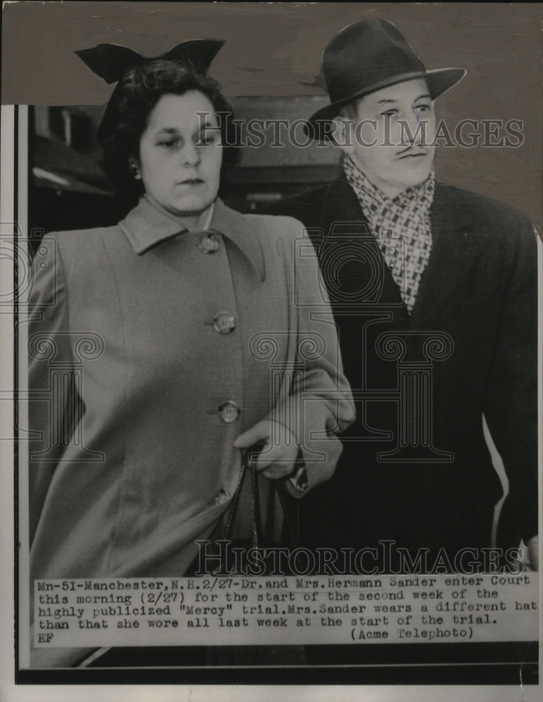 1950 Press Photo Dr. &amp; Mrs. Herman Sander Enter Court - neo21347-Historic Images