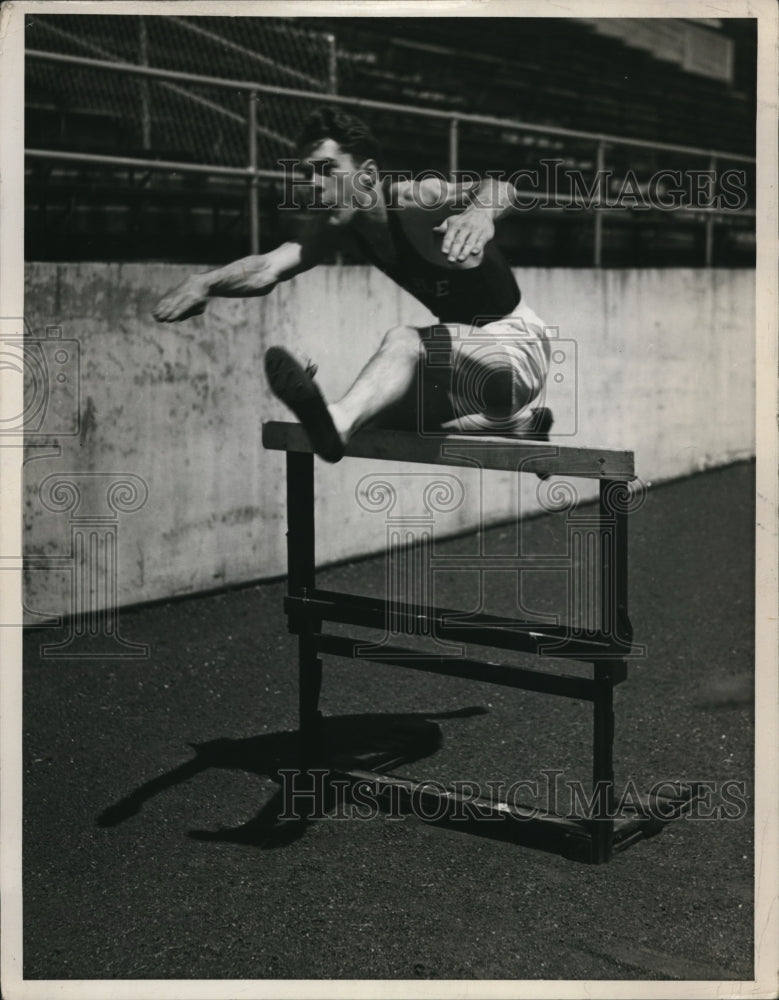 Press Photo Temple Univ track star Robert Adams hurdles - nes17738 - Historic Images