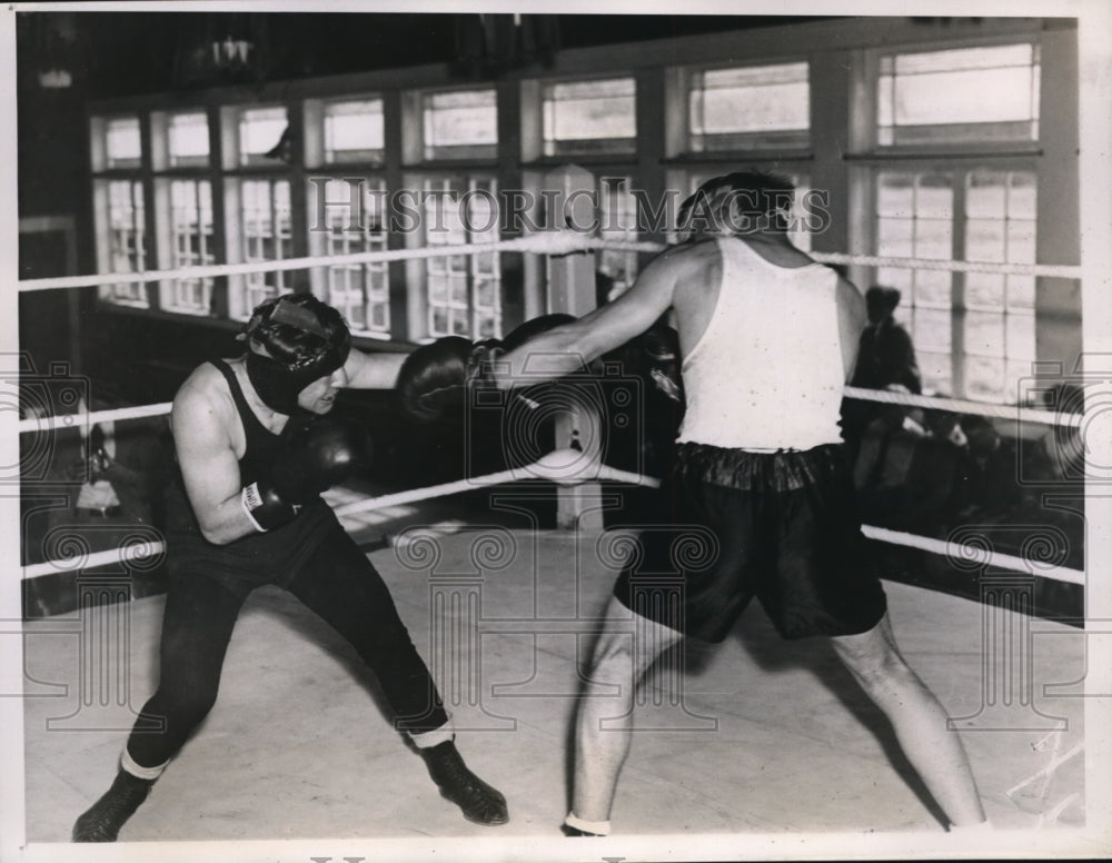 1935 Press Photo Jimmy MCLarnin spars with Jimmy Martin at his Swan Lake NY - Historic Images
