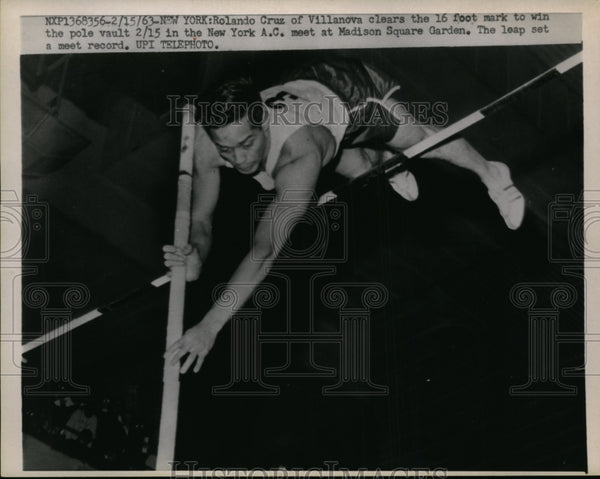 1963 Press Photo NY Rolando Cruz of Villanova at pole vault - nes27965