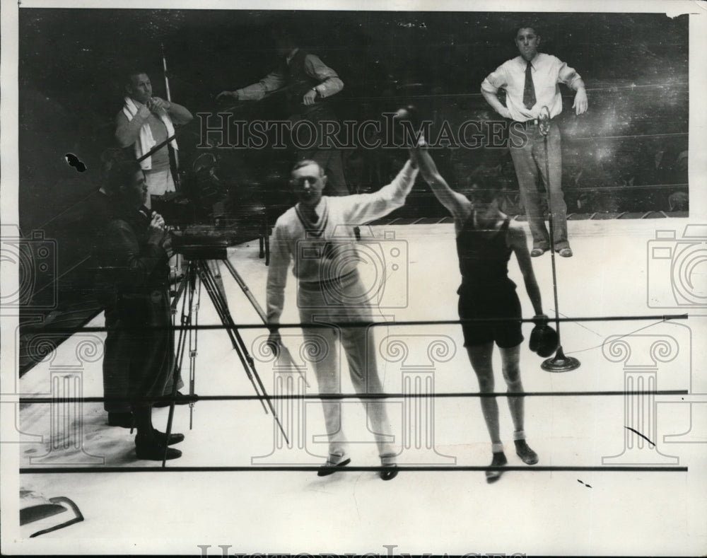 1932 Press Photo Ref Charlie Keppen with winner L Stevens new Lightweight champ- Historic Images
