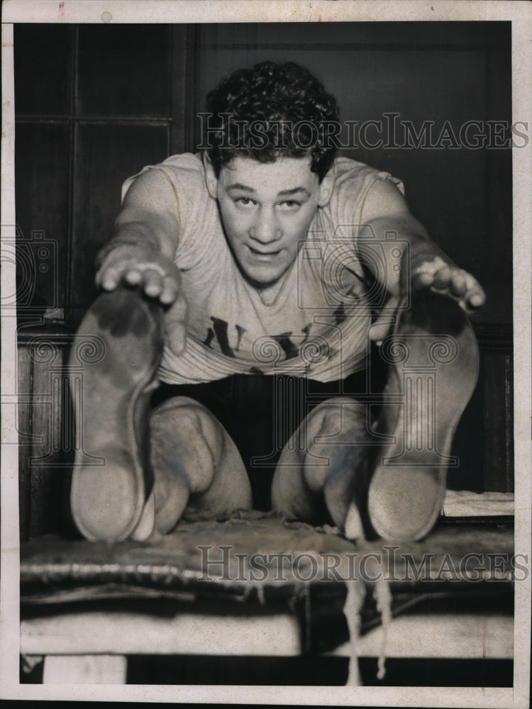 1937 Press Photo Boxer Bob Pastor at training in a gym does leg exercise- Historic Images