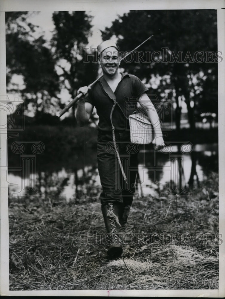 1934 Press Photo Jimmy McLarnin boxer on fishing trip before Barney Ross bout - Historic Images