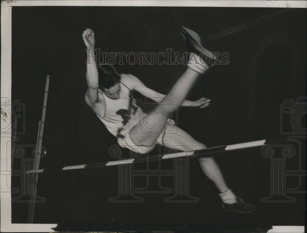 1935 Press Photo Konrad Moisio of Michigan wins High Jump at Big 10 Meet - Historic Images