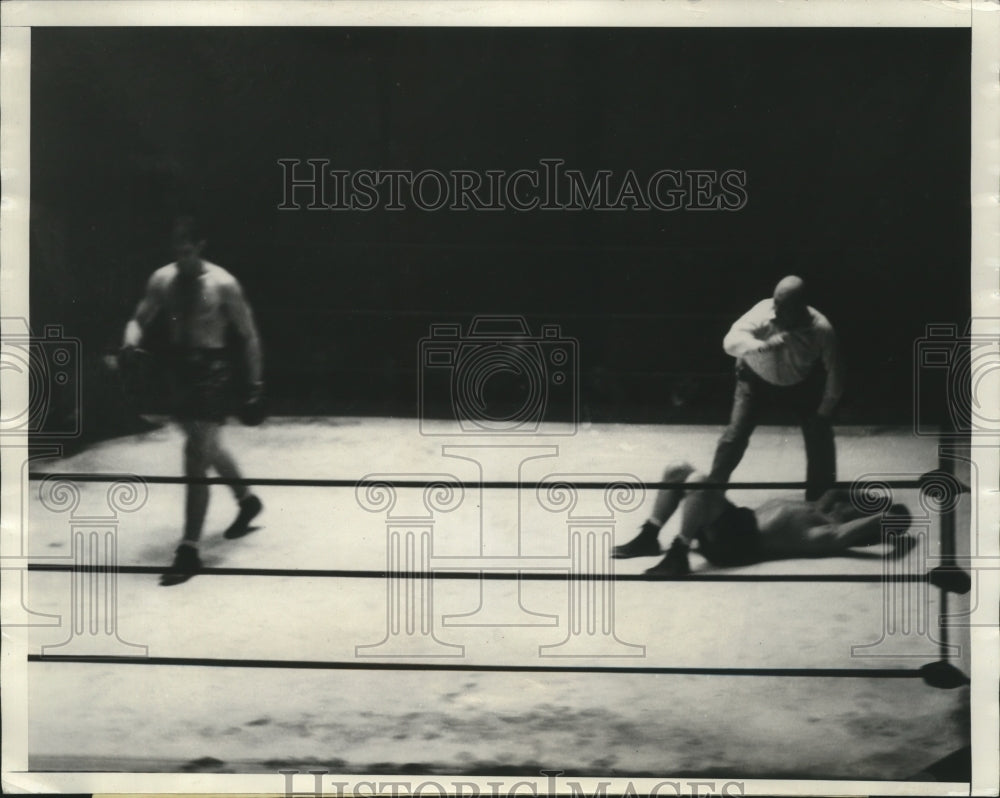 1935 Press Photo Dutch Rogers on the mat vs Hank Hankinson in 7th round - Historic Images