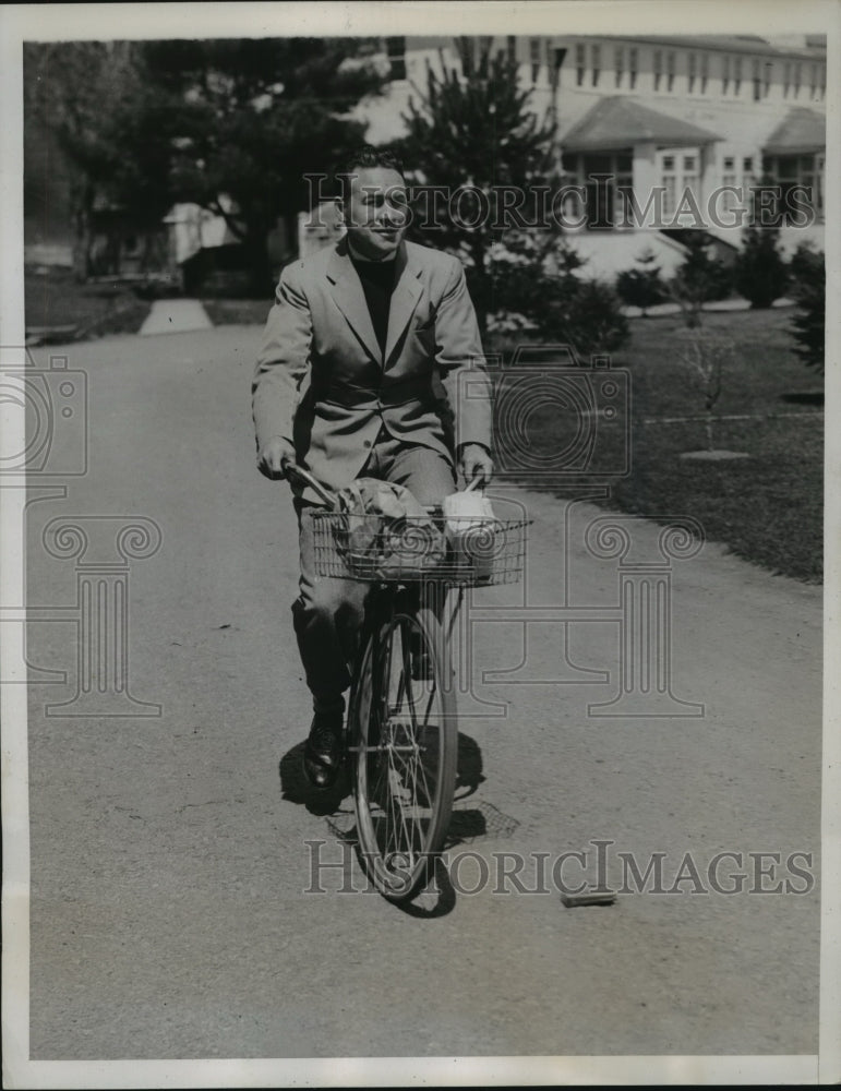 1935 Press Photo Jimmy McClarnin welterweight champ biking at Swan Lake NY - Historic Images