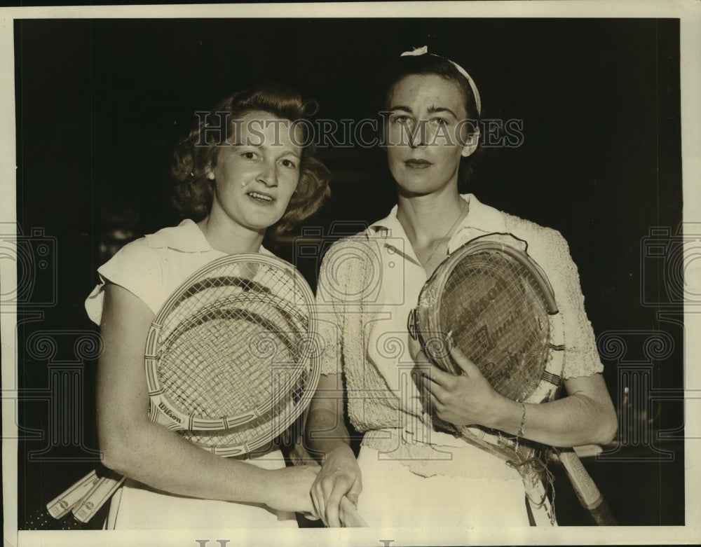 1940 Pauline Betz and Gracyn Wheeler pose ather their match - Historic Images