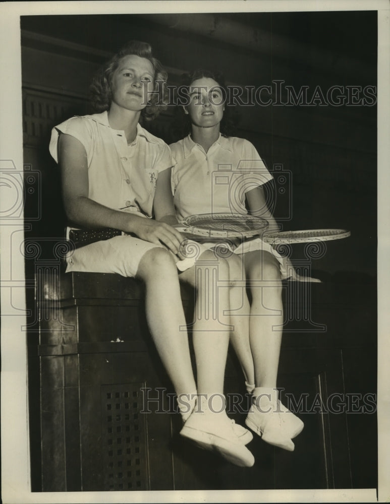 1940 Press Photo Pauline Bets & Sarah Palfrey Fabyan watching a match- Historic Images