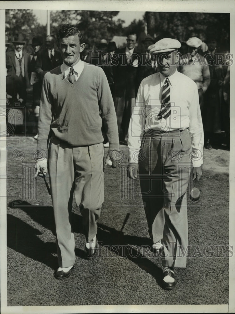 1935 Press Photo Johnny Revolta & Reggie Whitcombe walking from first tee - Historic Images
