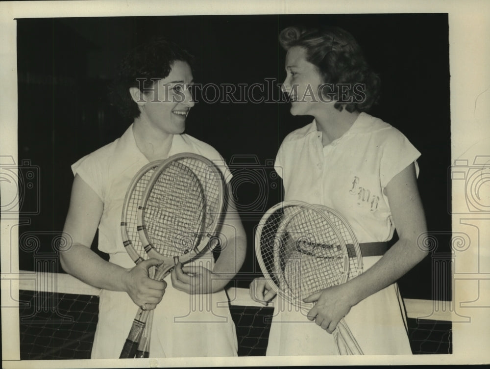 1940 Press Photo Pauline Betz and Helen Germaine pose after their match - Historic Images
