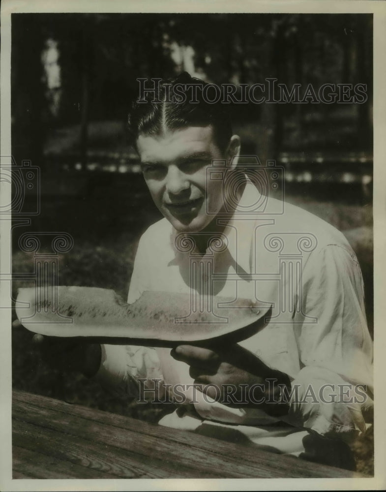 1931 Press Photo Boxer Young Stribling eating a large piece of watermelon - Historic Images