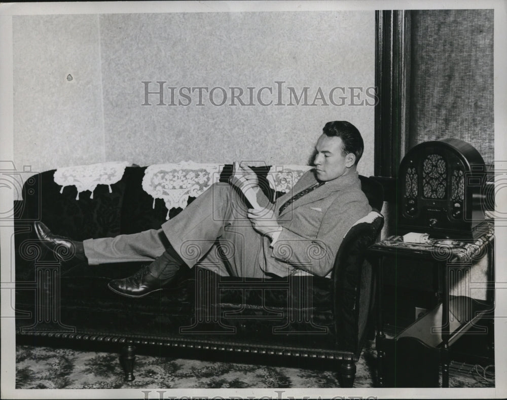 1934 Press Photo Boxer Jimmy McLarnin relaxes at training for Barney Ross bout- Historic Images