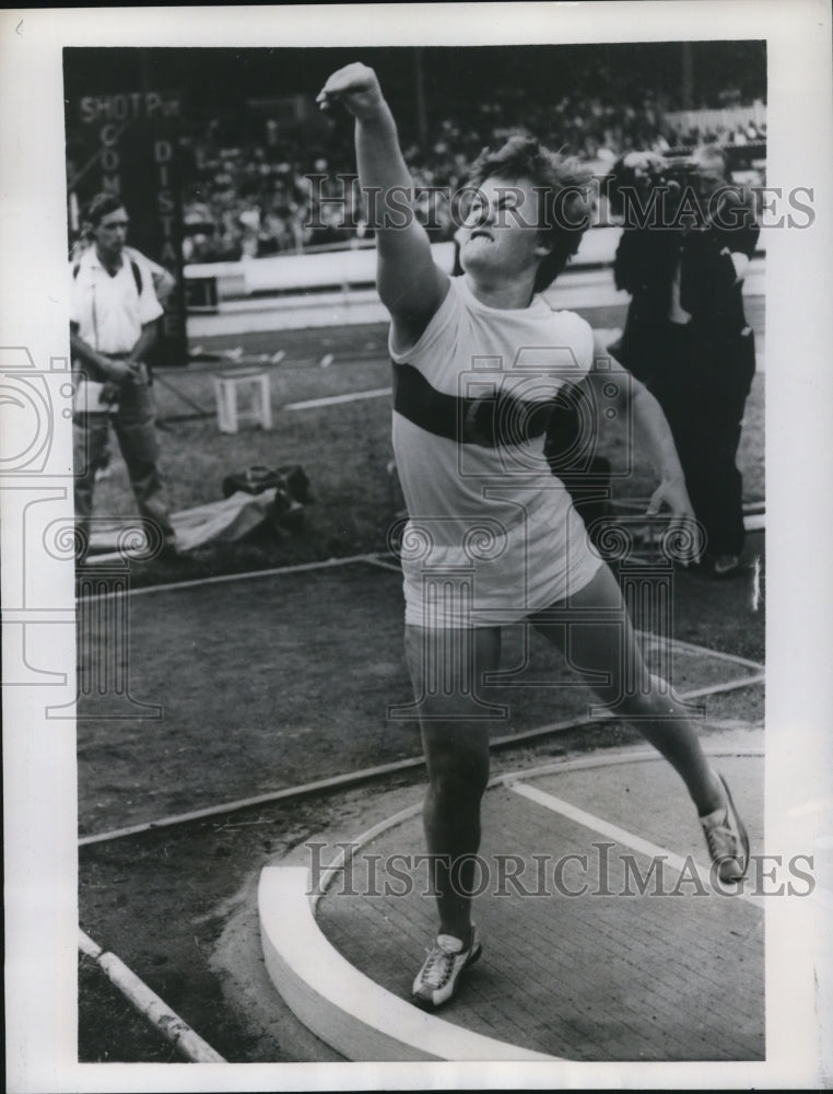 1959 Press Photo M Hartl of West Germany shot putter at meet in London - Historic Images