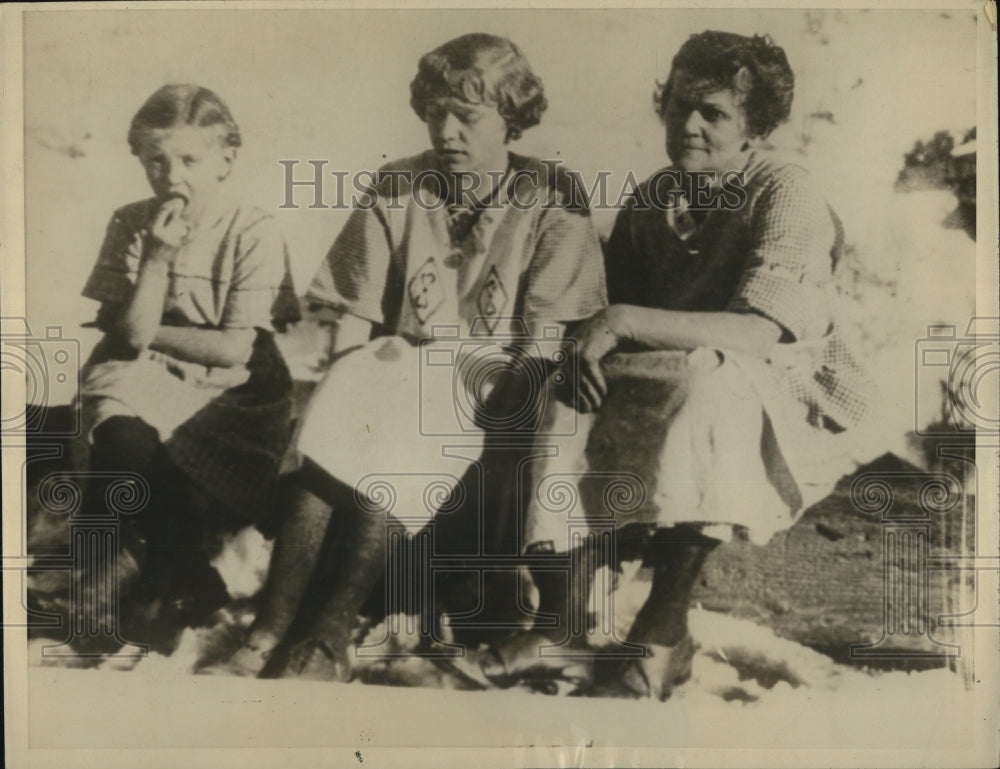 1926 Press Photo Three members of Joseph Van Newland family. Elsie, who was - Historic Images