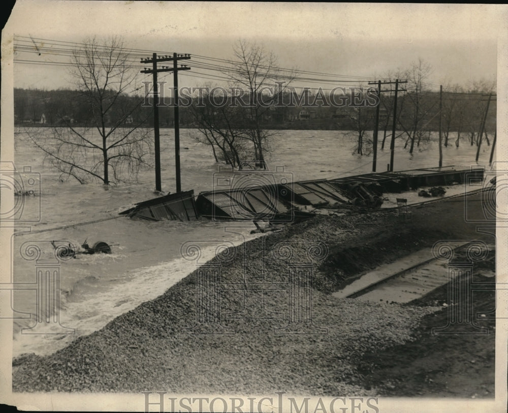 1927 Press Photo Connecticut River Springfield Mass RR track flooded out - Historic Images