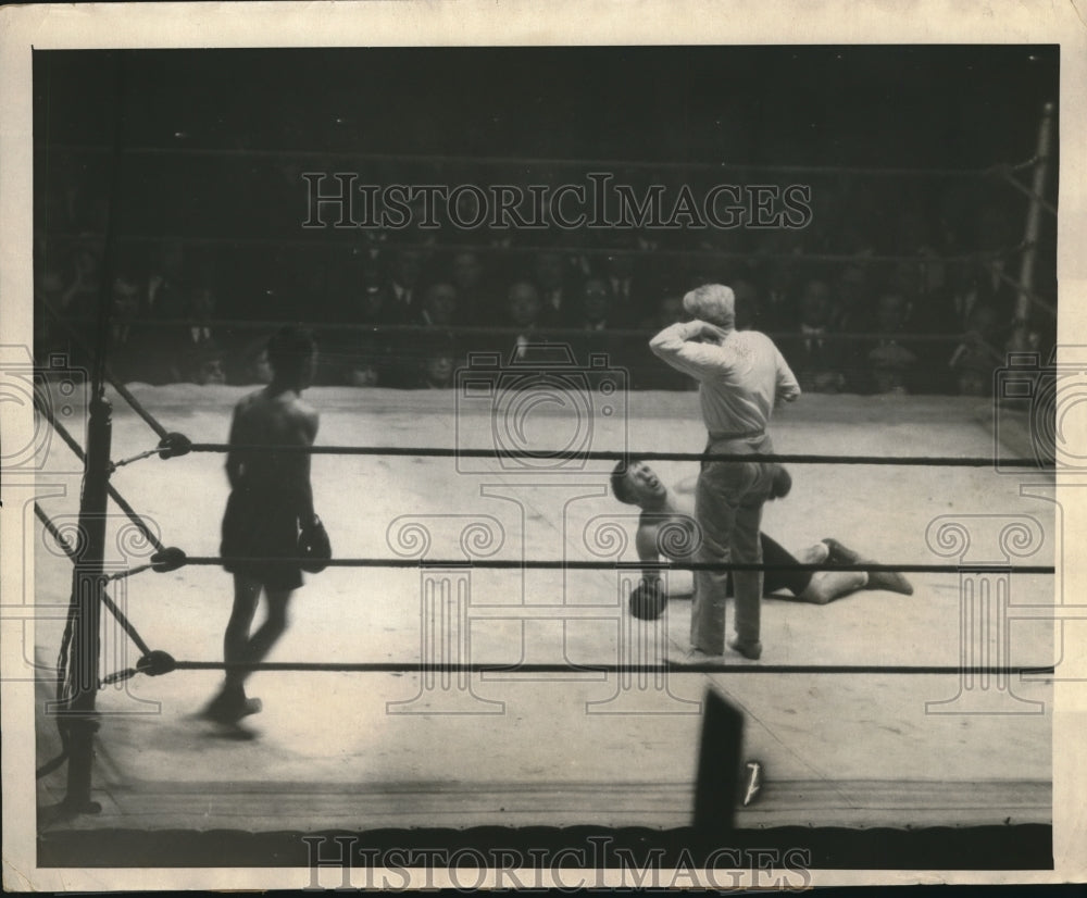 1923 Press Photo Johnny Curtain on Canvas Claims Foul by Carl Tremaine - Historic Images