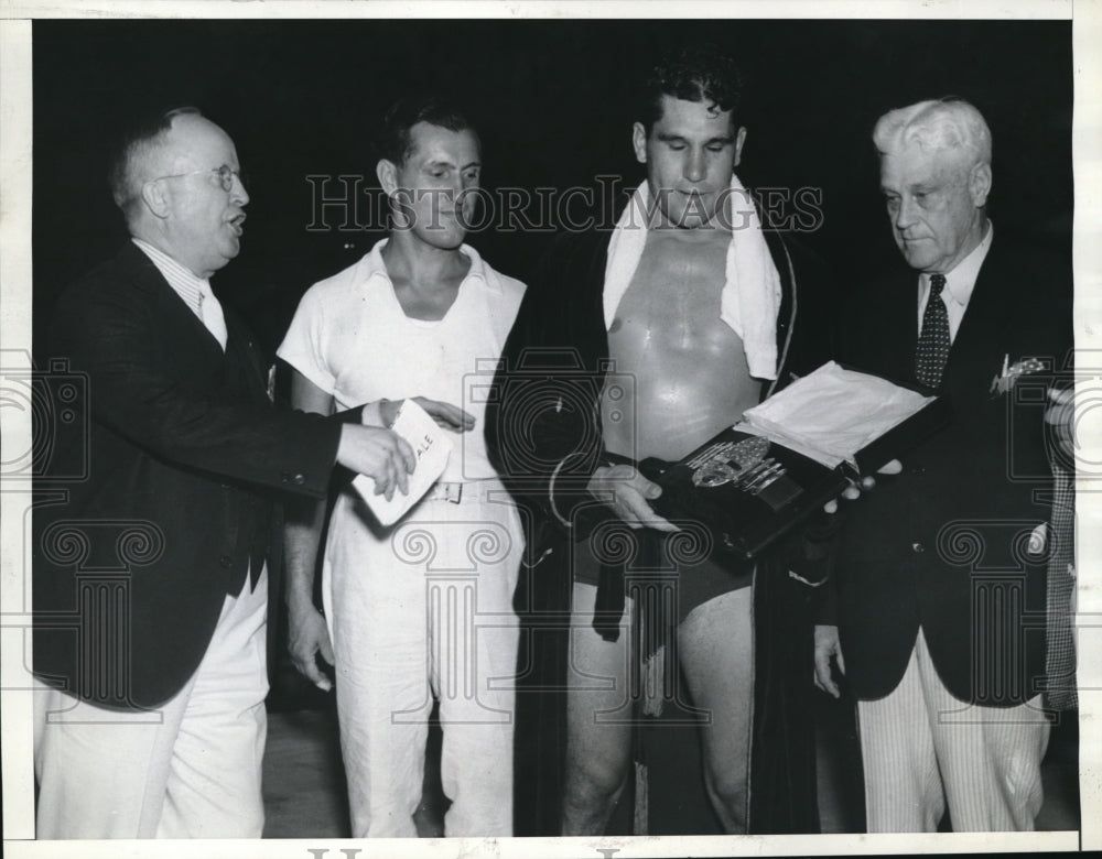 1935 Press Photo Boxer Vincent Lopez Gets The Belt from Jack Kipper - Historic Images
