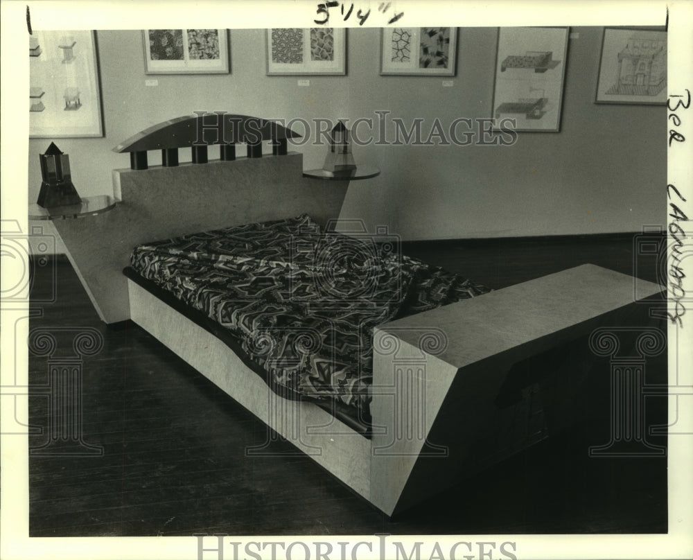 1986 Press Photo Michael Graves, &quot;Stanhope&quot; bed in &quot;The Memphis Show&quot; - Historic Images