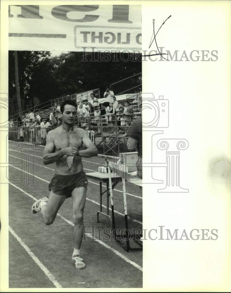 Press Photo Runner Eric King crosses the finish line at the Ozone Spring Run- Historic Images