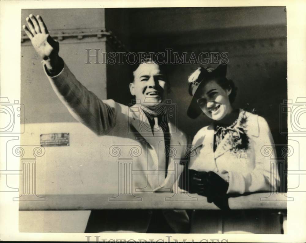 1935 Press Photo Boxer Jimmy McLarnin With Wife Lillian On Ship On Honeymoon- Historic Images